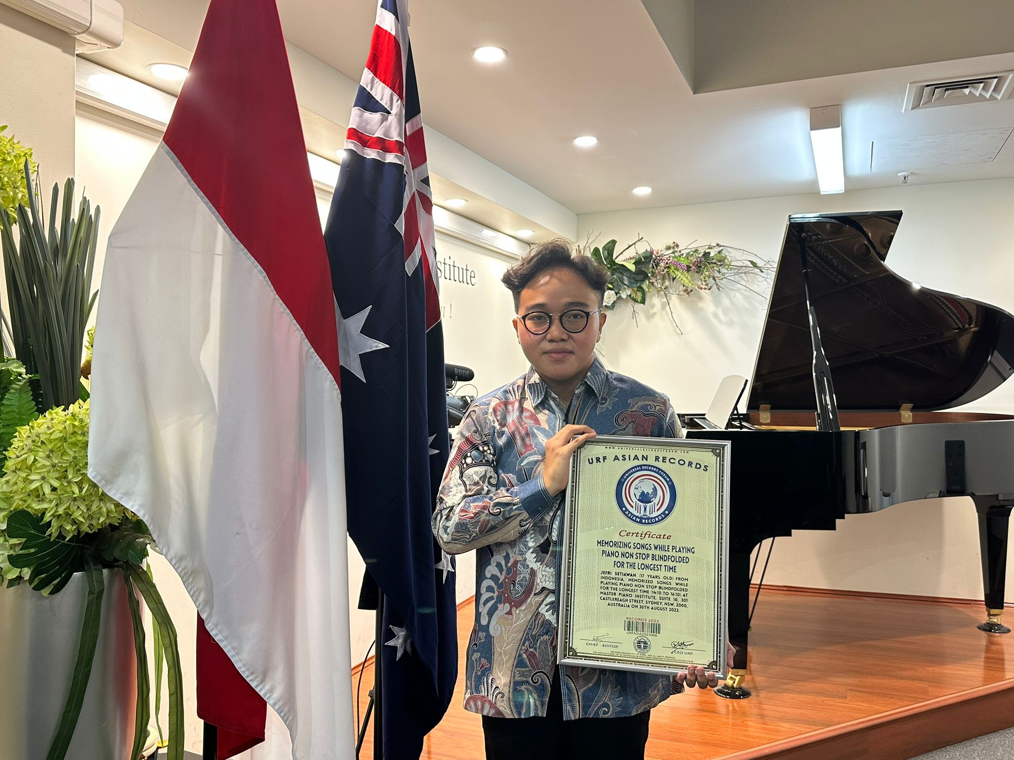 Jefri Setiawan dengan piagam rekor URF Asian Records usai penampilannya di Sydney, Australia (Foto: Kemlu RI)